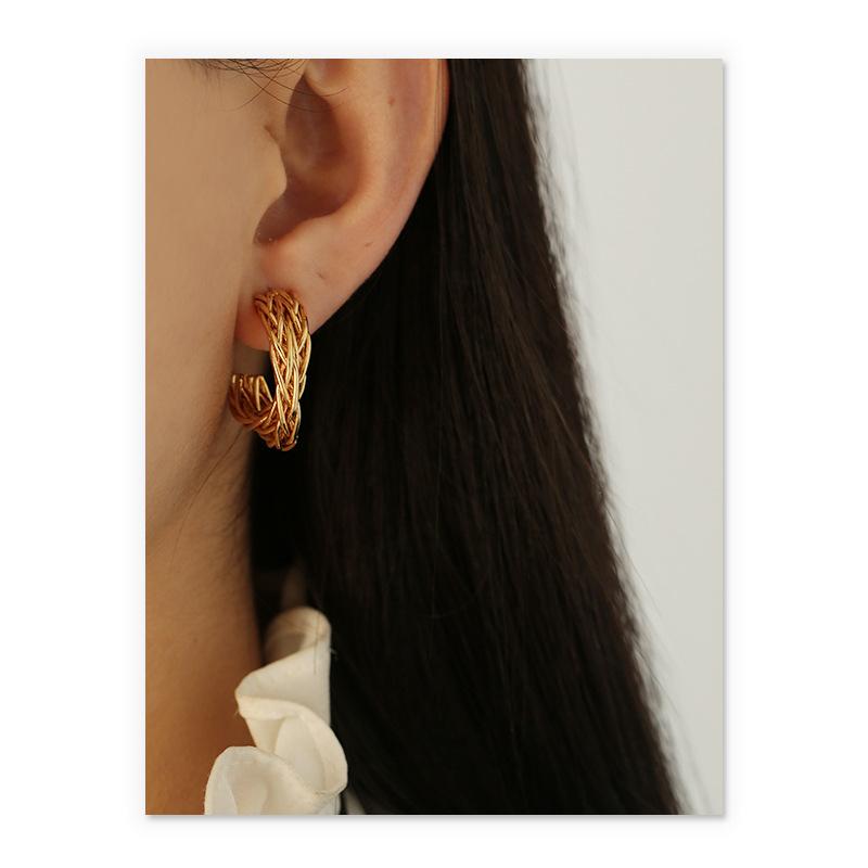 Nest-Shaped Hoops In Gold