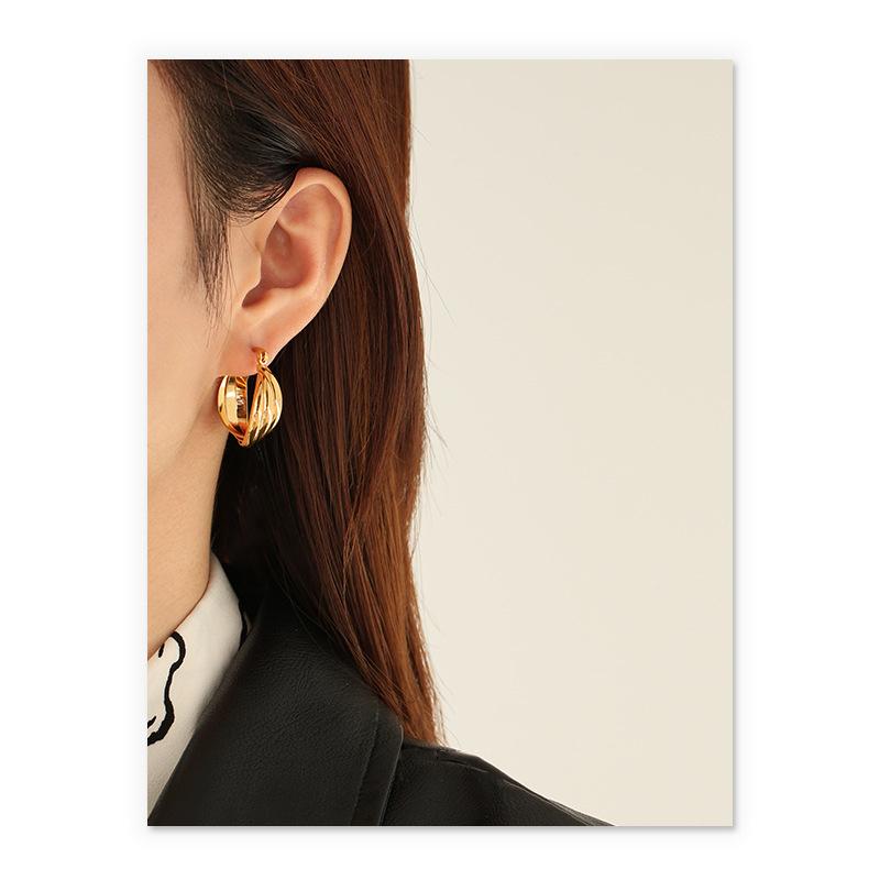 Medium Twisted Leaves Hoop Earrings In Gold