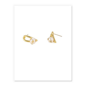 Pearl Earrings Embellished With Gold Leaves