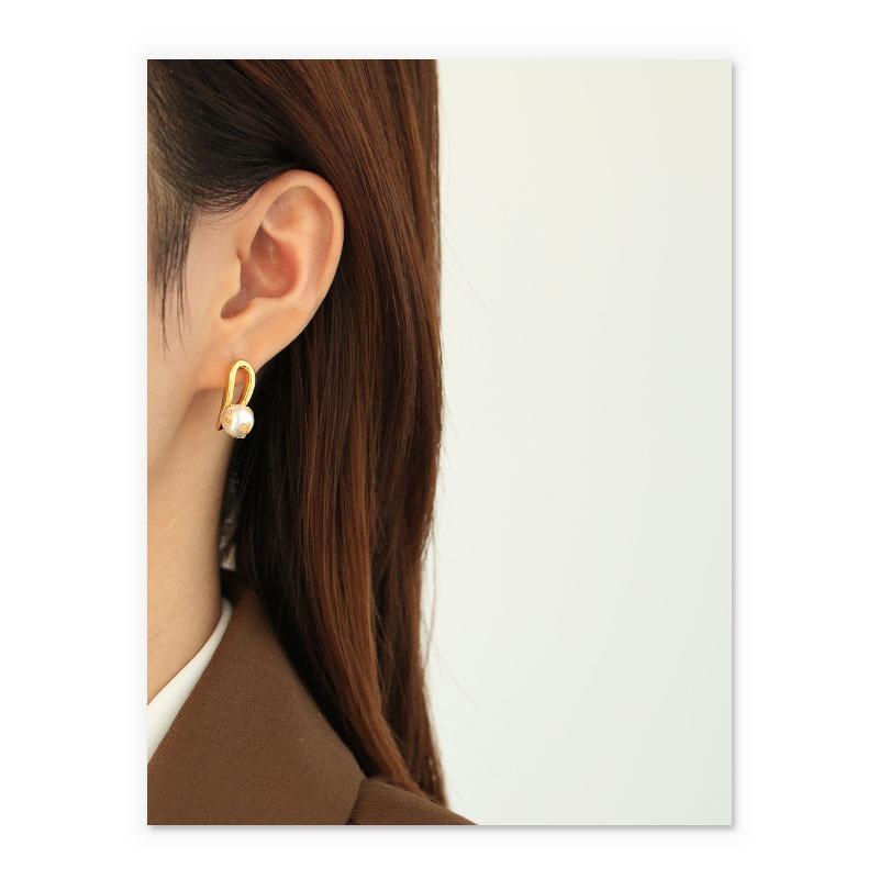 Pearl Earrings Embellished With Gold Leaves
