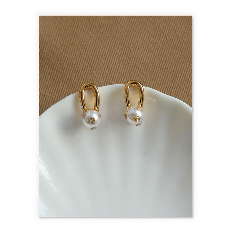 Pearl Earrings Embellished With Gold Leaves