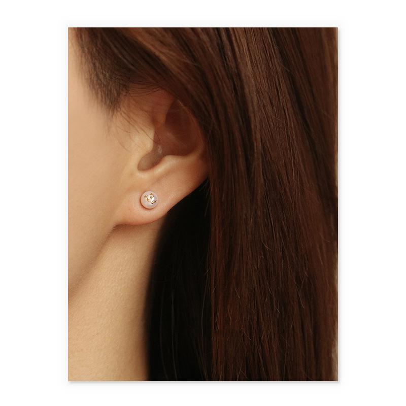 Small Pearl Stud Earrings Embellished With Gold Leaves