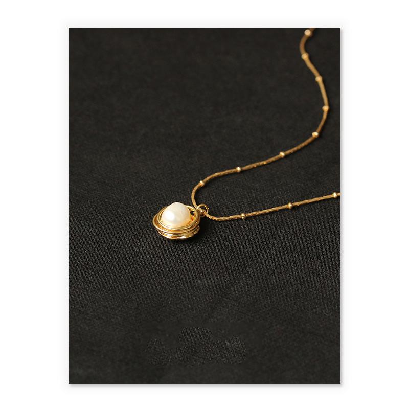 Her Pearl Necklace In Gold