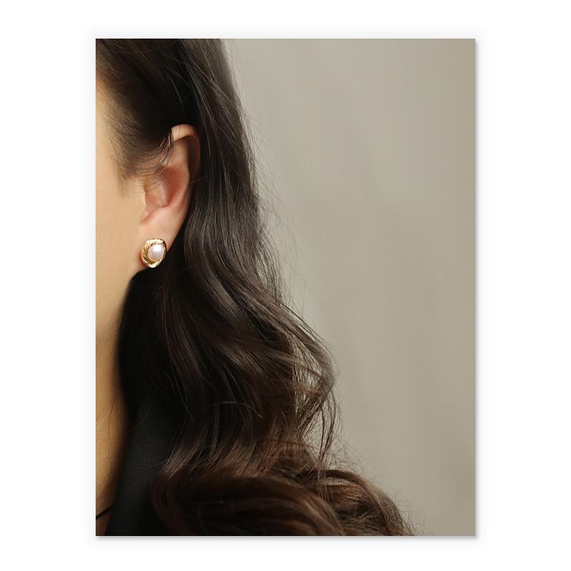 Her Pearl Stud Earrings In Gold
