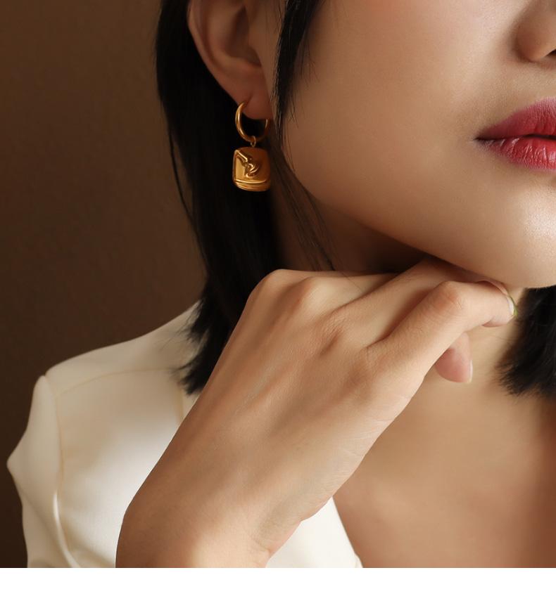 Face Drop Huggies In Gold