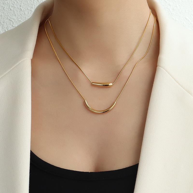 Chubby Curved Bar Necklace In Gold